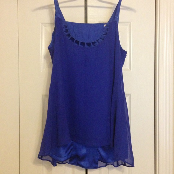 Silky blue cut out tank - Picture 4 of 4