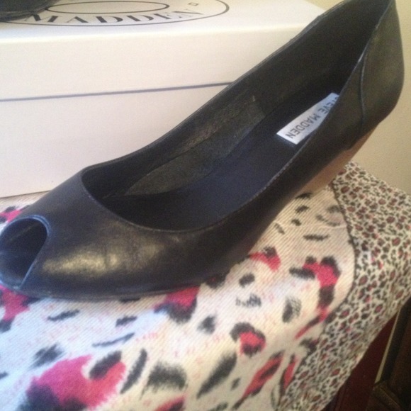 Pep-Toe Shoes - Picture 2 of 3