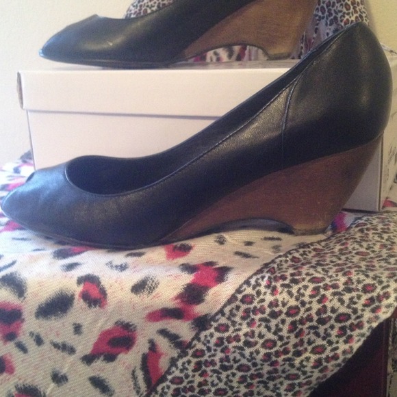 Pep-Toe Shoes - Picture 3 of 3