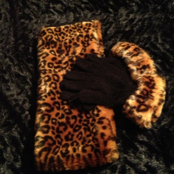 Animal print scarf and glove set. - Picture 1 of 4