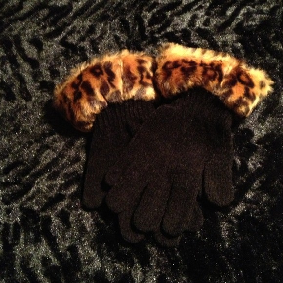 Animal print scarf and glove set. - Picture 2 of 4