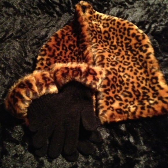 Animal print scarf and glove set. - Picture 4 of 4