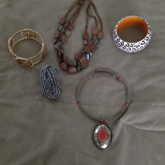Jewelry bundle 3 bracelets 2 necklases👍👍👍all