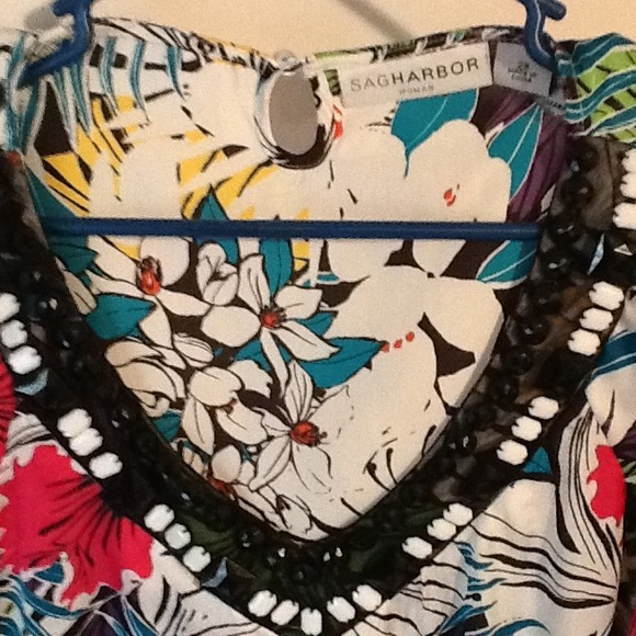 Pretty plus size flowered top - Picture 2 of 3