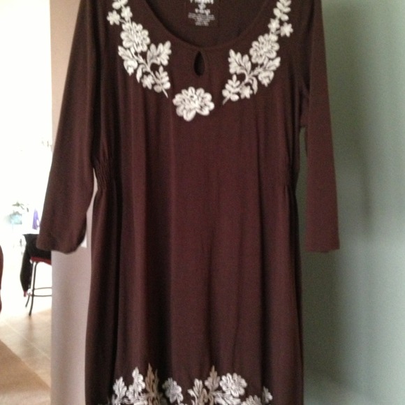 Ariat dress with embroidered flowers