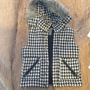 Large black and white best with detachable hoodie