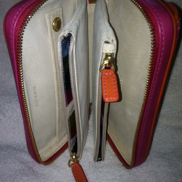 Authentic Coach Wallet/Wrislet - Picture 4 of 4