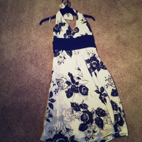 Black/white flowered dress