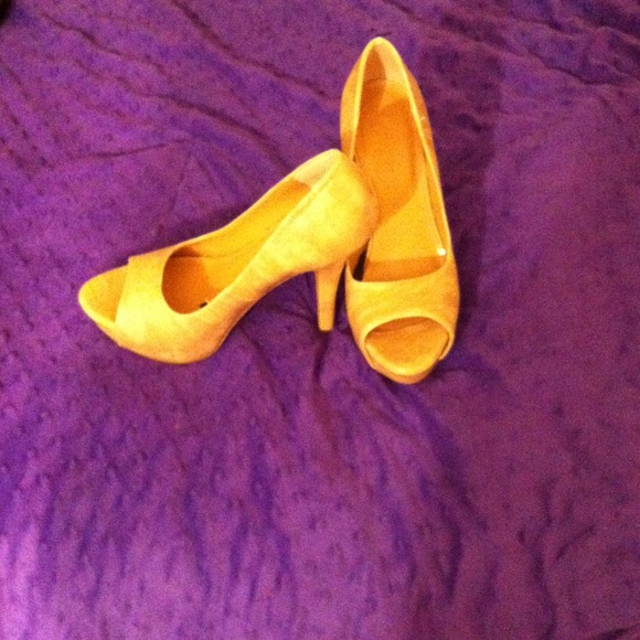 Heels - Picture 2 of 3