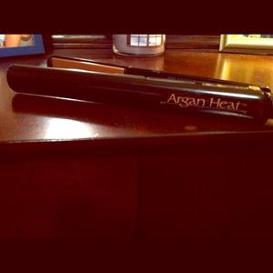 HOLD--1 inch Argan Heat hair straightener.