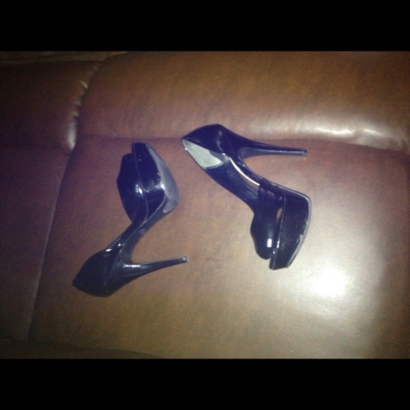 Black peep toe pumps - Picture 2 of 3