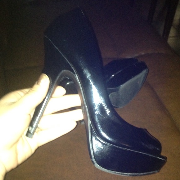 Black peep toe pumps - Picture 3 of 3
