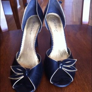 BCBG dressy peep toe shoes