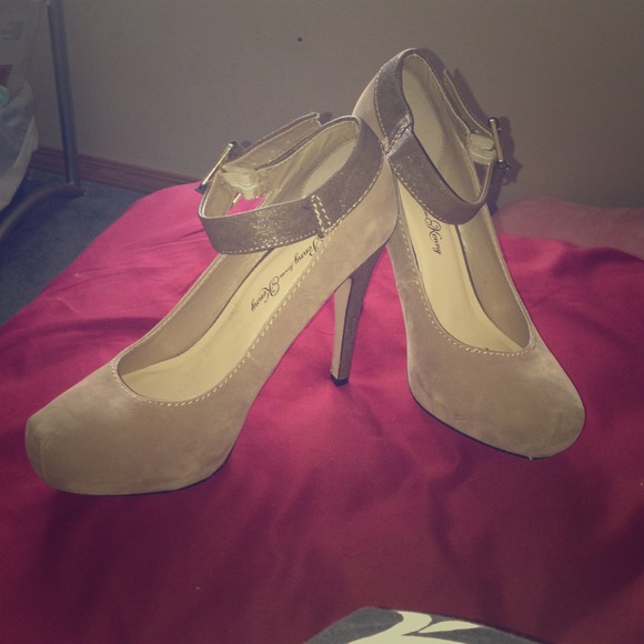 Super cute nude heels.