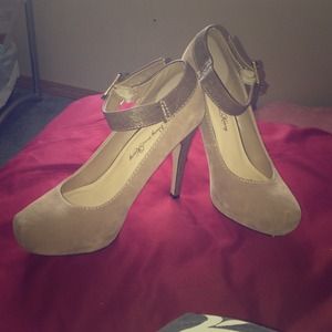 Super cute nude heels.