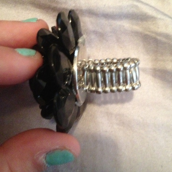 Black Flower Rhinestone Ring! - Picture 2 of 3