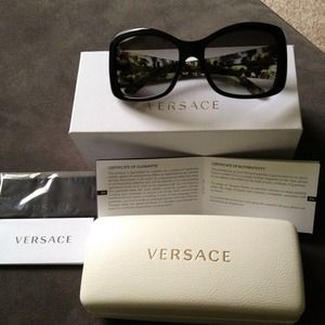NEW Versace Women's Sunglasses w/ Leather case
