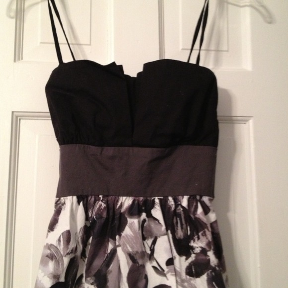 Black/gray/flowered sundress. SIze M - Picture 2 of 2