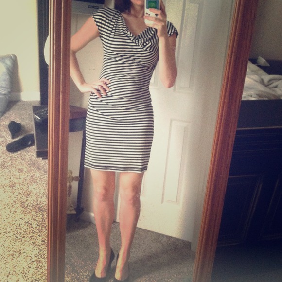 Very flattering stripped dress!