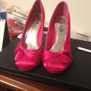 Sexy hot pink pumps. 👠🎀