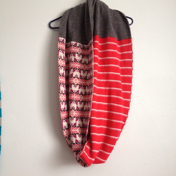 3 patterned Infinity scarf - Picture 2 of 3