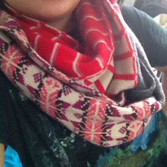 3 patterned Infinity scarf - Picture 3 of 3