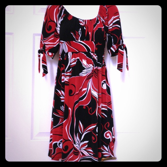 Dresses & Skirts - 👛<BUNDLED 4 @jujulages>👛Empire Dress w/ DEFECT