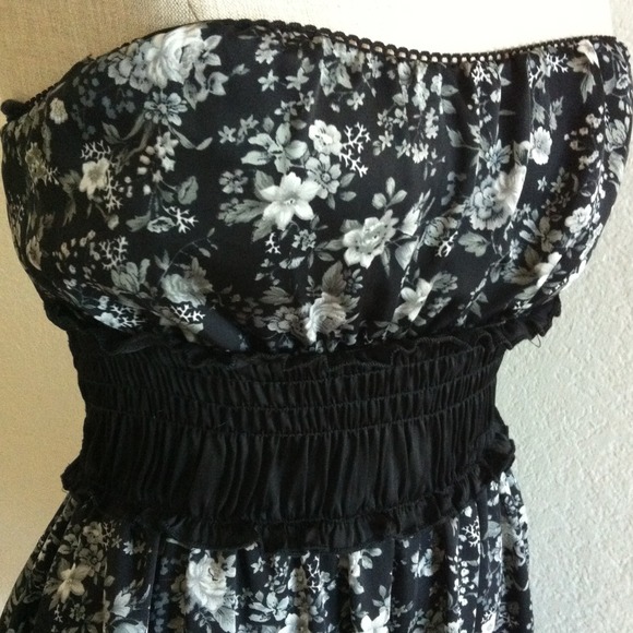 CS - Black & White Floral Strapless Bubble Dress - Picture 2 of 3
