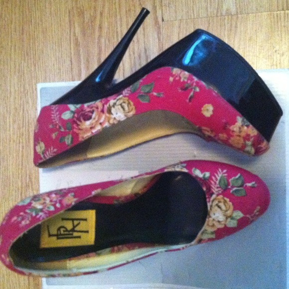 🎉Make offer!! Heels 7.5