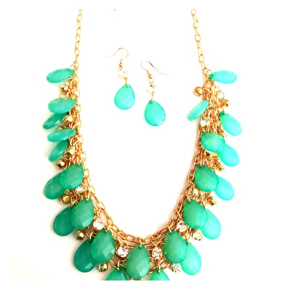 Mint green Necklace  w/ matching earrings