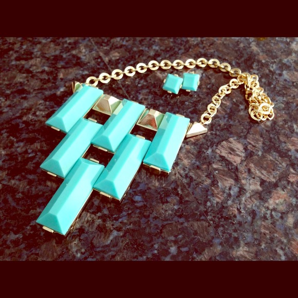 Mint green retro necklace & earrings!!