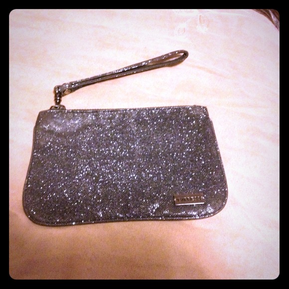 ✋🚨traded Silver glittery express wristlet