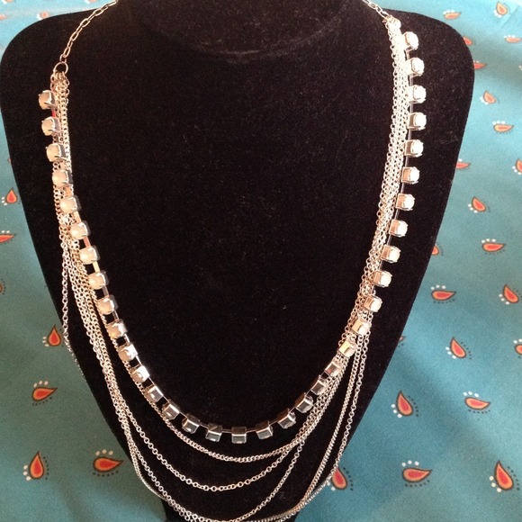 ⬇Monochromatic Long necklace