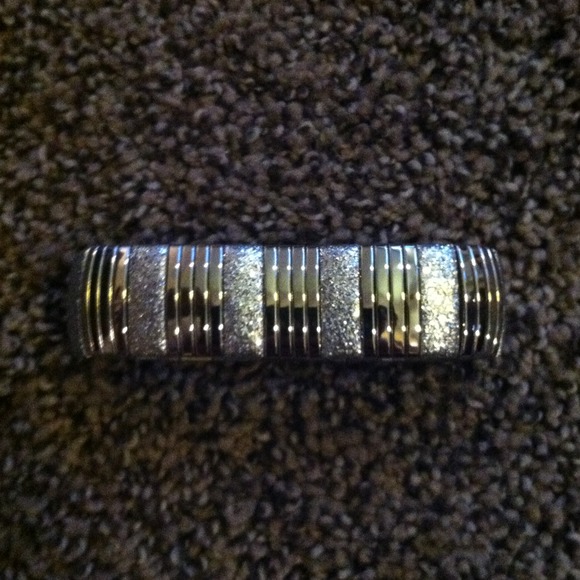 Stretchy glittery metal bracelet