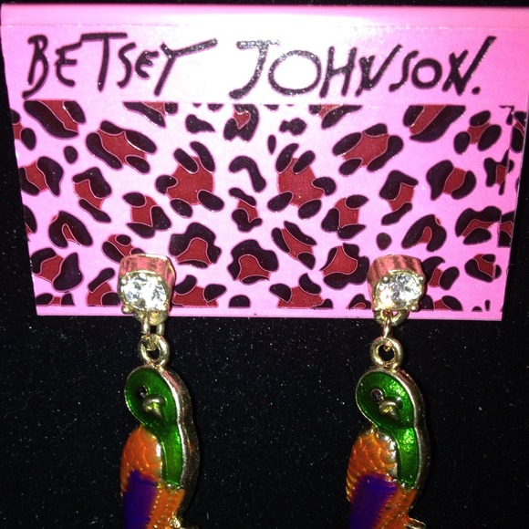 Beautiful Parrot Earrings - Picture 2 of 3