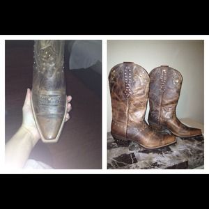 Size ten woman's Ariat cowgirl boots