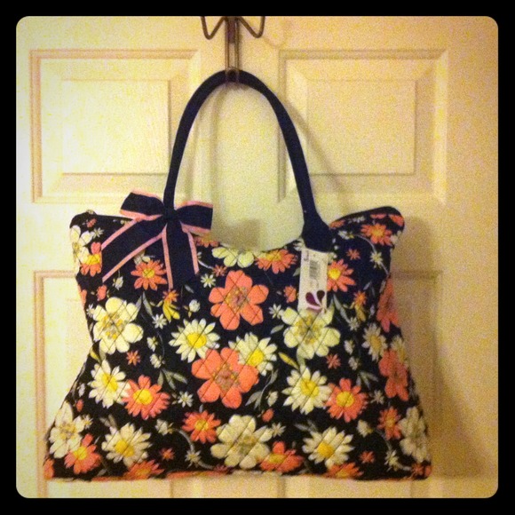 Adorable new with tags quilted bag roomy w/pockets