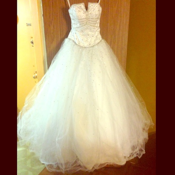 BEAUTIFUL WHITE GOWN !!!!