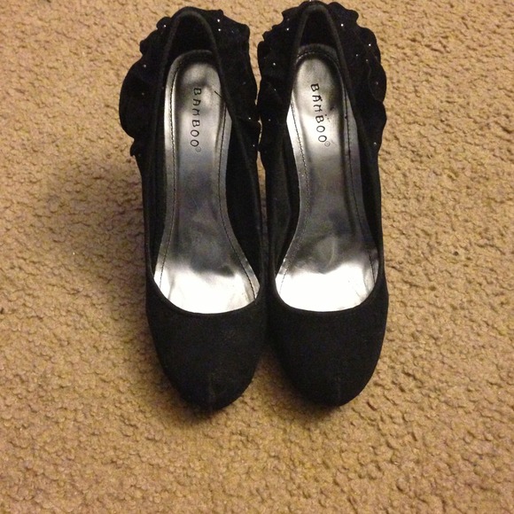 Studded Ruffle back black pumps