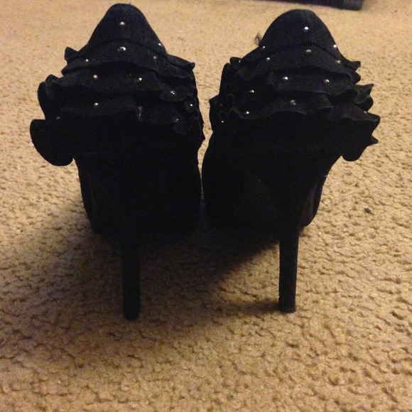 Studded Ruffle back black pumps - Picture 2 of 4