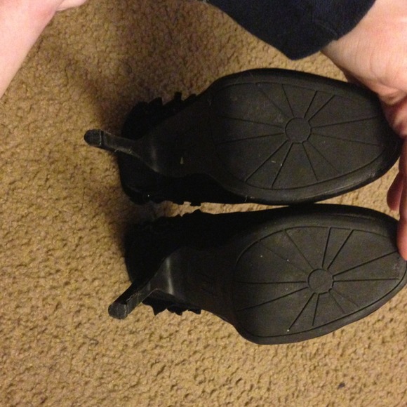 Studded Ruffle back black pumps - Picture 3 of 4