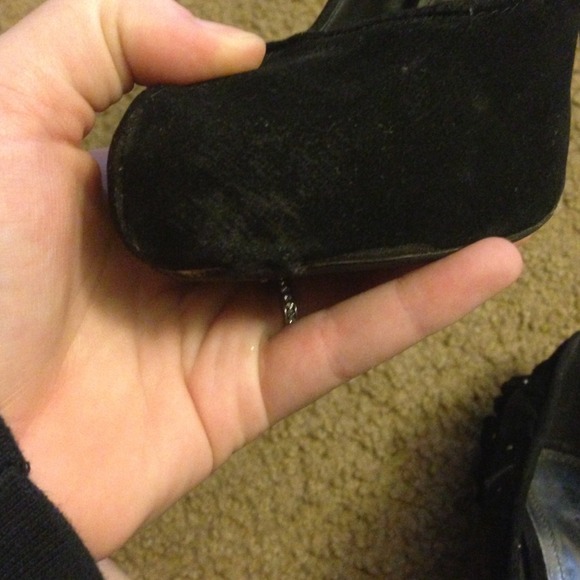 Studded Ruffle back black pumps - Picture 4 of 4