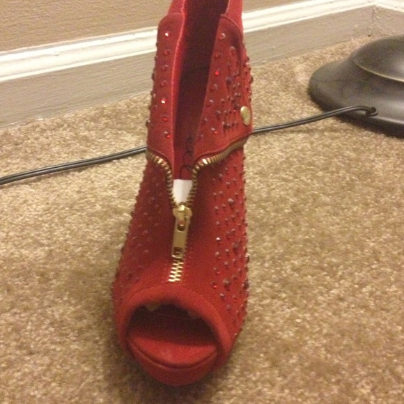 Red shoes - Picture 2 of 3