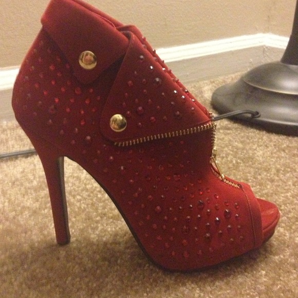 Red shoes - Picture 3 of 3