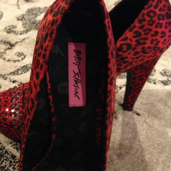 Betsy Johnson red cheetah print heels - Picture 2 of 2