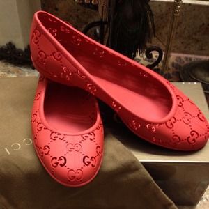 ***RESERVED til Mon.*** NEW GUCCI RED JELLY FLATS