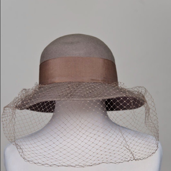 Accessories - Vintage hat with netted veil