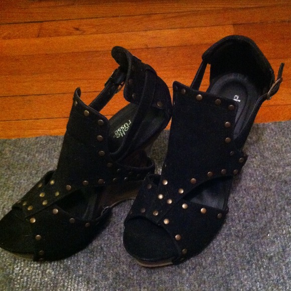 💵 Studded Wood and Suede Wedge Sandals - Picture 2 of 4