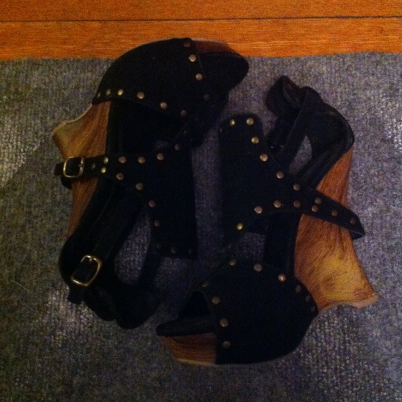 💵 Studded Wood and Suede Wedge Sandals - Picture 3 of 4