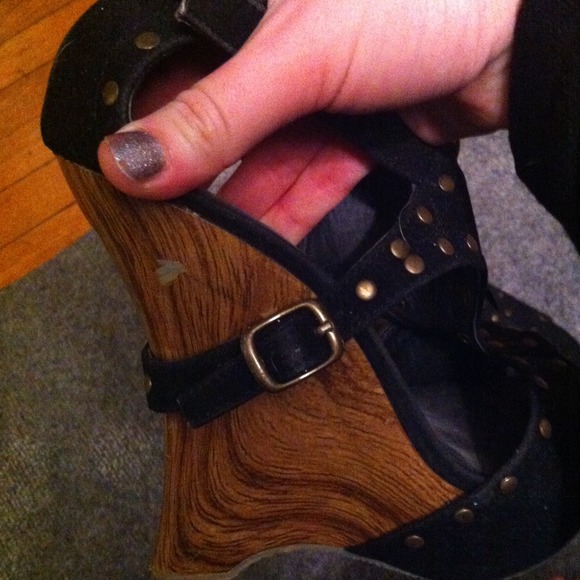 💵 Studded Wood and Suede Wedge Sandals - Picture 4 of 4